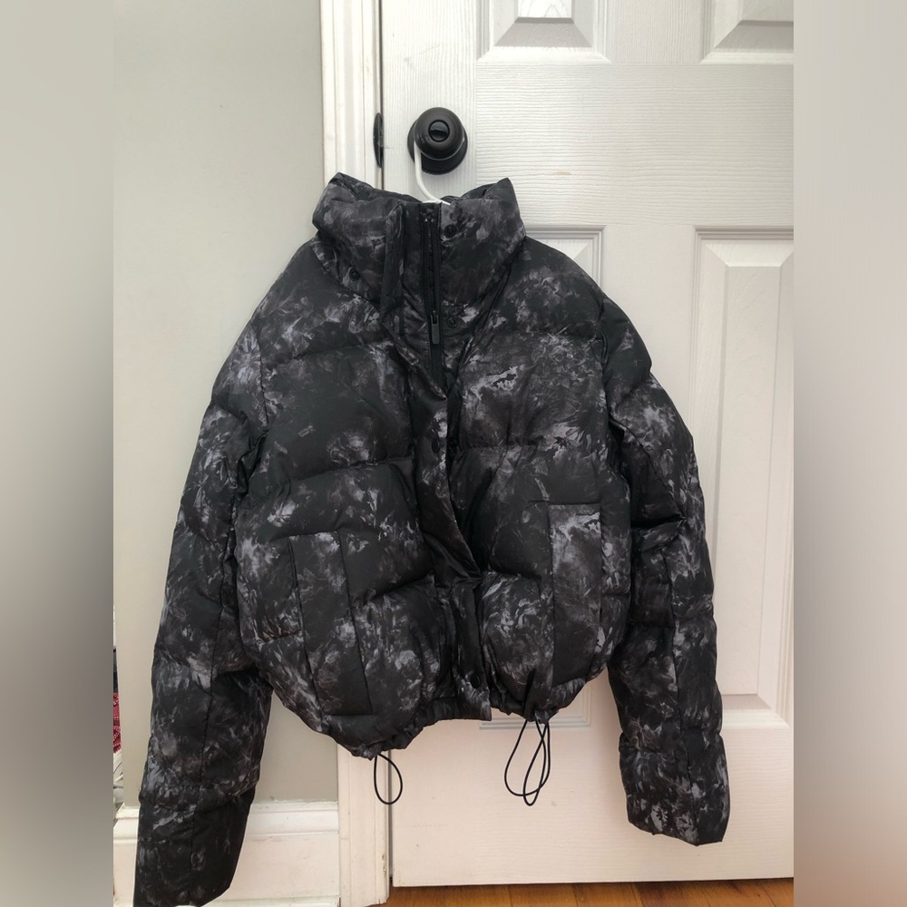Authentic Lululemon Wunder Puff cropped jacket in Aquila Black Multi